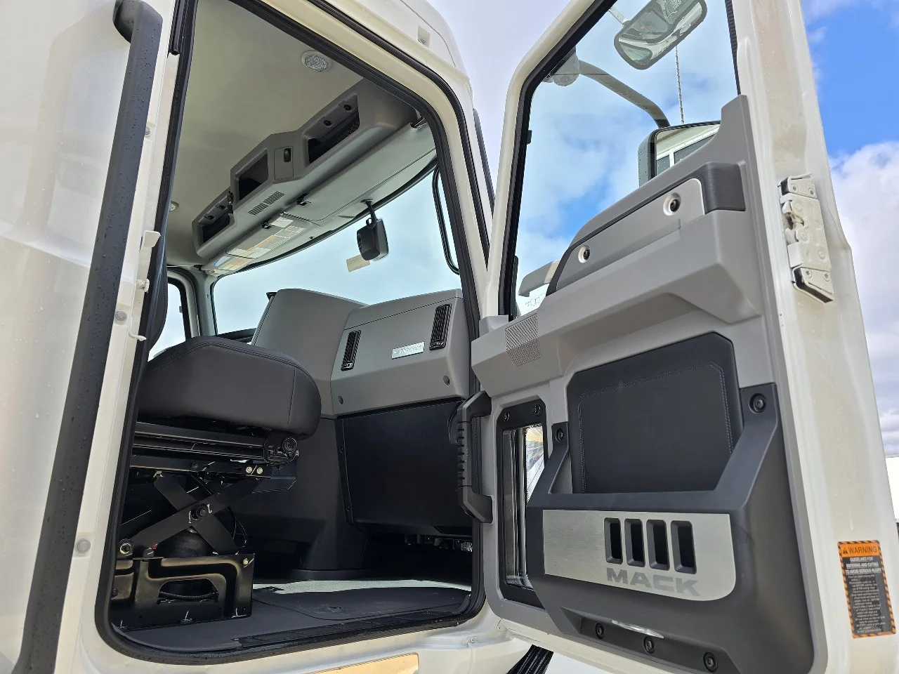 2026 Mack Anthem - image 5