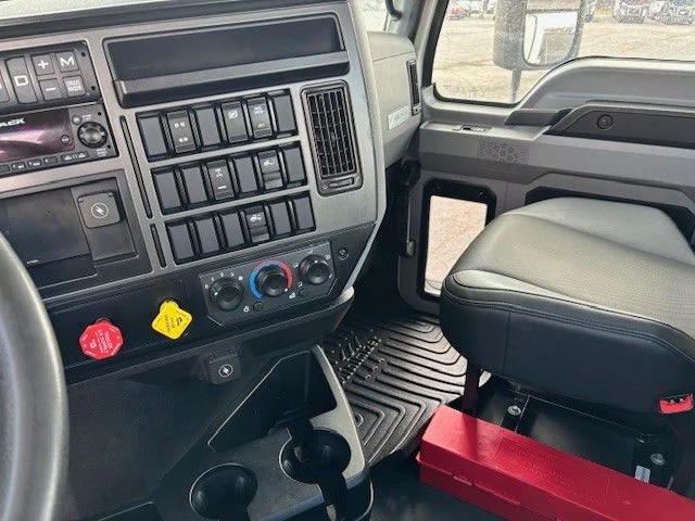 2022 Mack Anthem - image 9