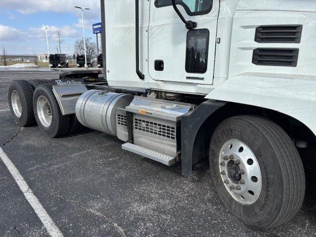 2022 Mack Anthem - image 13
