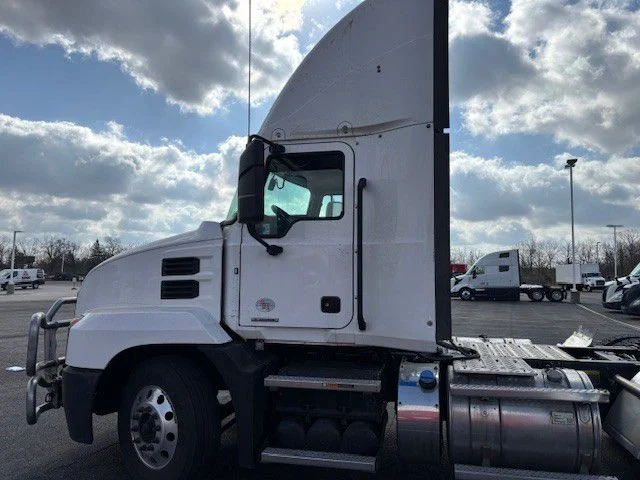 2022 Mack Anthem - image 4