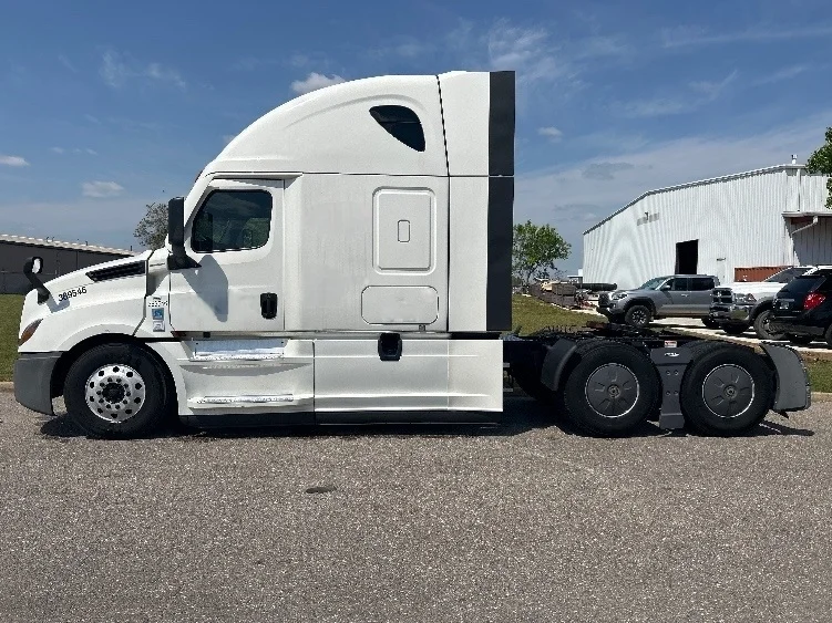 2020 Freightliner Cascadia - image 4
