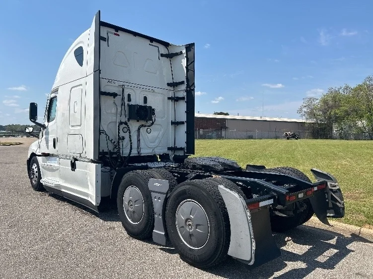 2020 Freightliner Cascadia - image 5