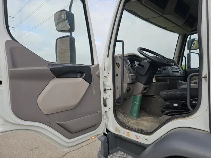2025 Peterbilt 220EV in Dallas, TX — photo 10