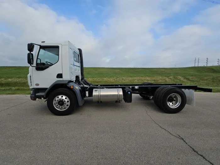 2025 Peterbilt 220EV - image 3