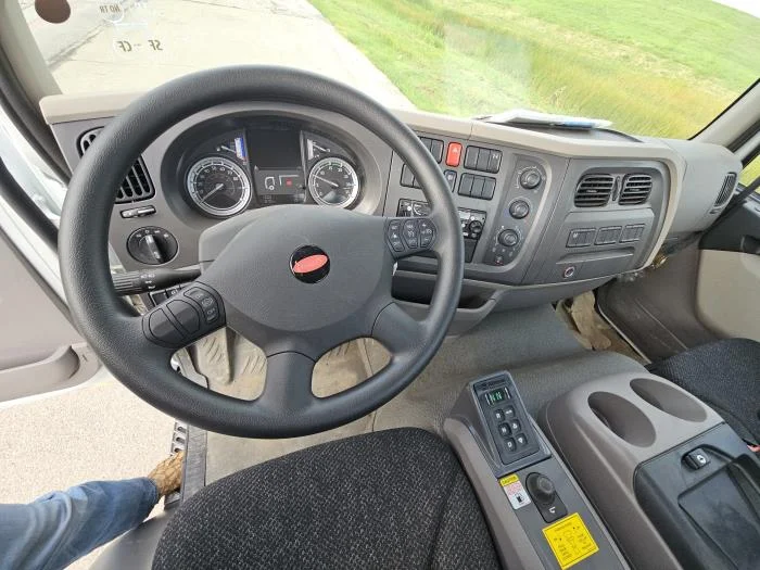 2025 Peterbilt 220EV - image 14