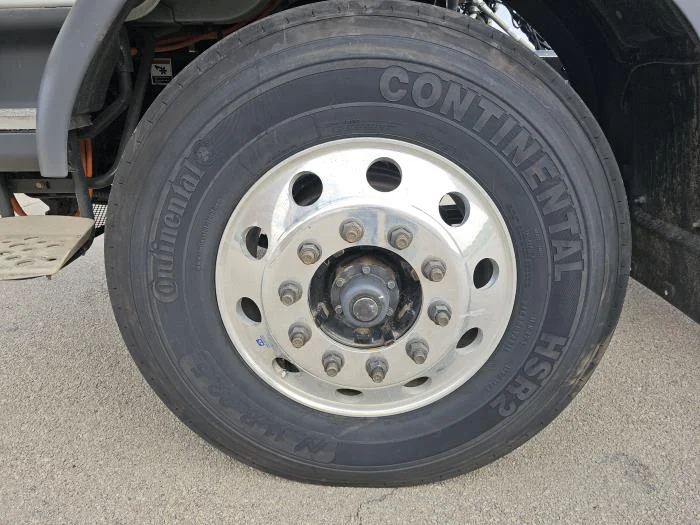 2025 Peterbilt 220EV - image 17