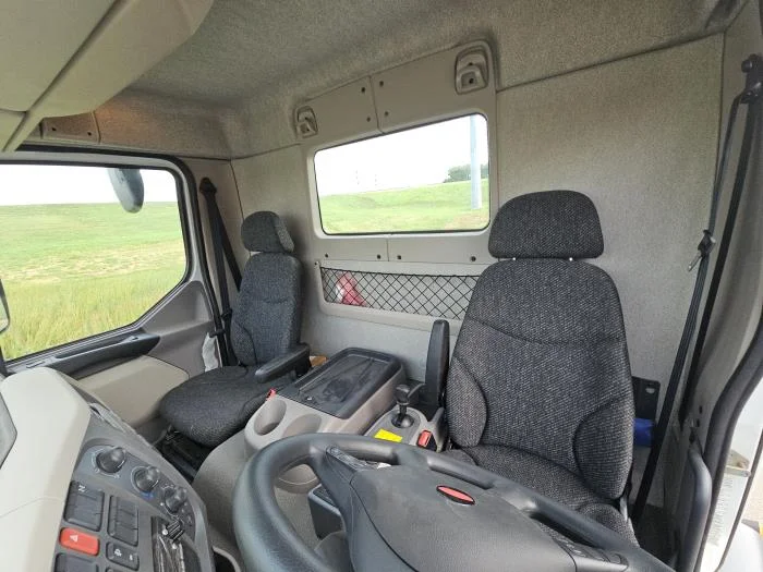 2025 Peterbilt 220EV - image 11