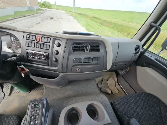 2025 Peterbilt 220EV - image 12