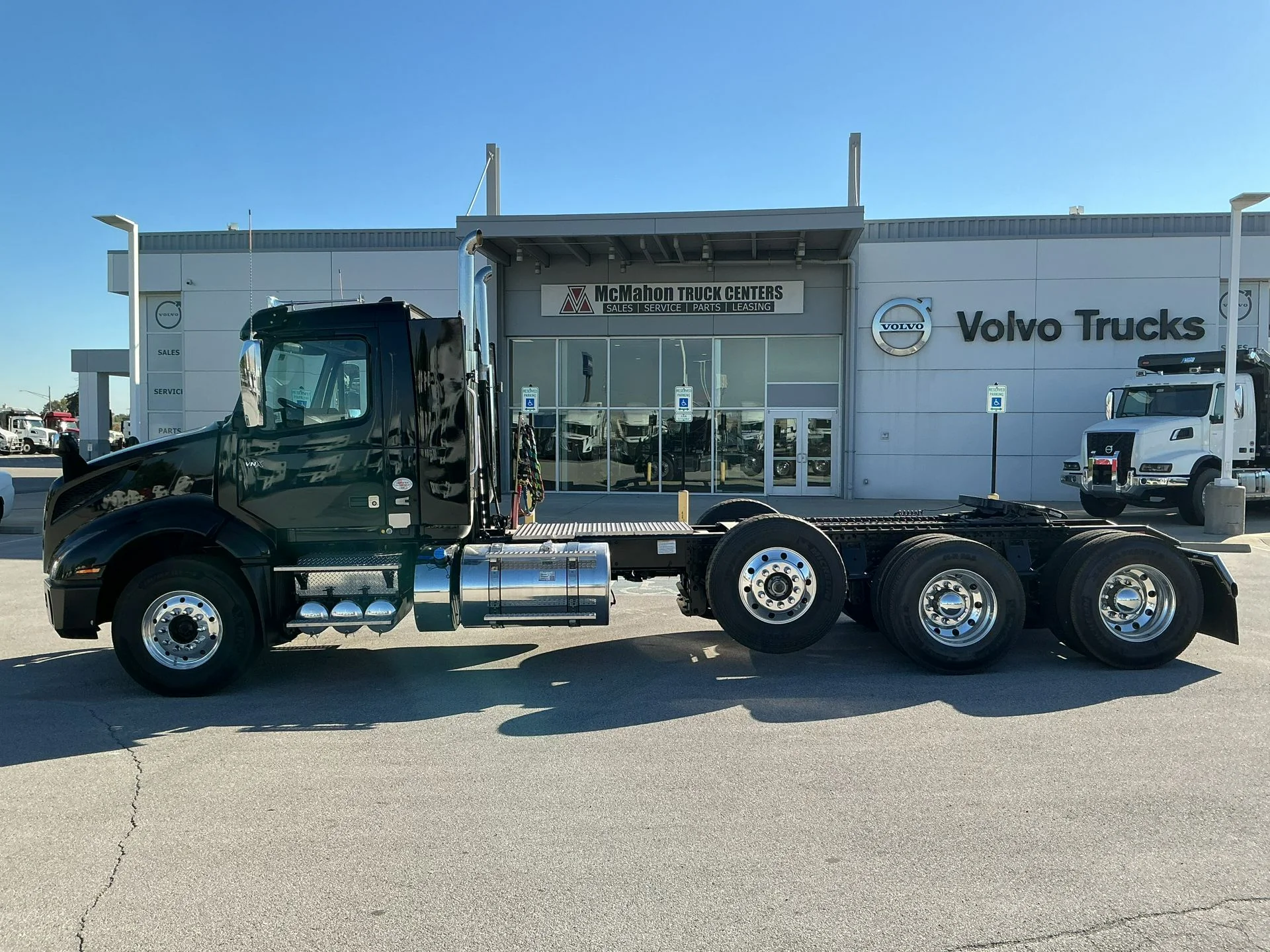 2026 Volvo VNL 860 in Indianapolis, IN — photo 8