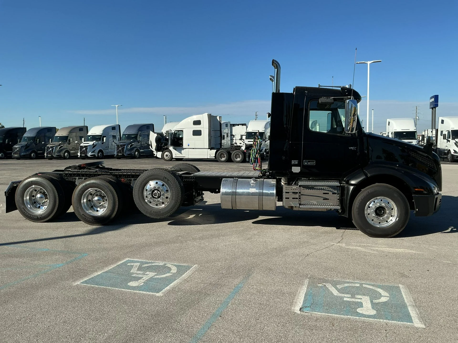 2026 Volvo VNL 860 in Indianapolis, IN — photo 4