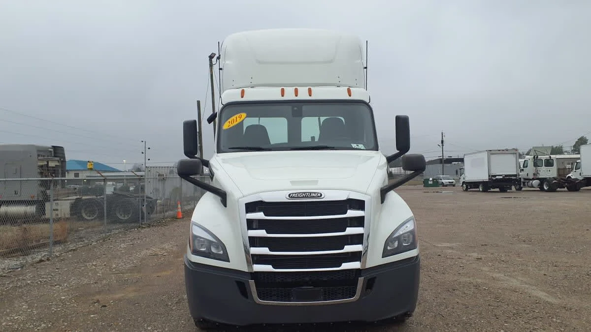 2019 Freightliner Cascadia in Birmingham, AL — photo 2