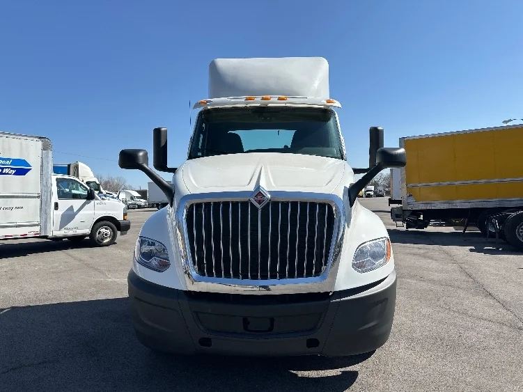 2018 International LT - image 2