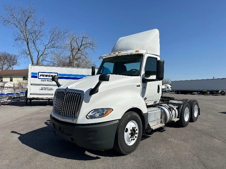 2018 International LT - image 3