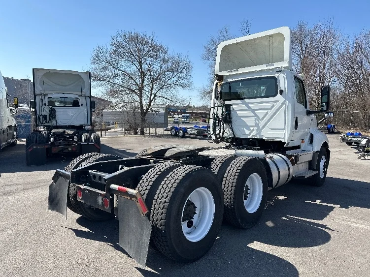 2018 International LT - image 7