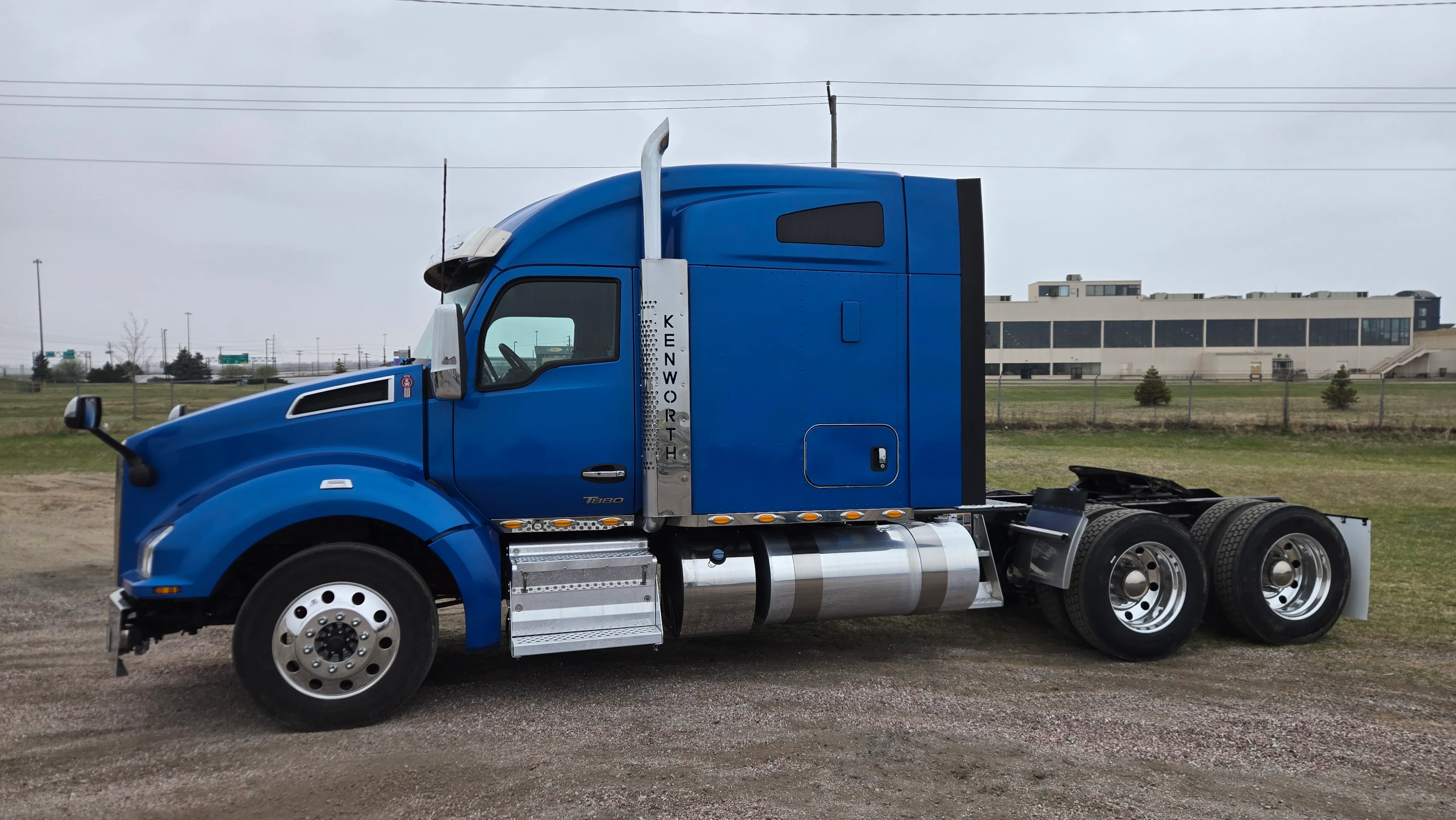 2023 Kenworth T880 - image 2
