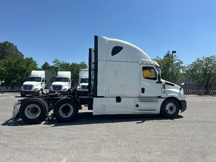 2020 Freightliner Cascadia - image 8
