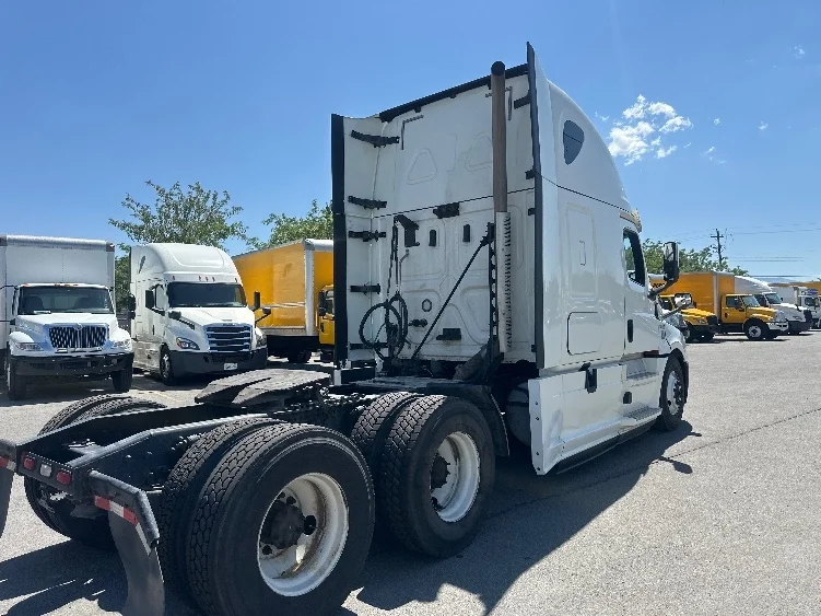 2020 Freightliner Cascadia - image 7