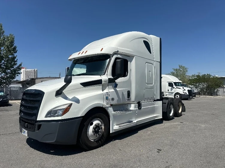 2020 Freightliner Cascadia - image 3