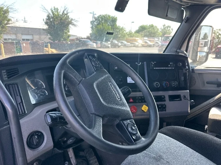 2020 Freightliner Cascadia - image 10