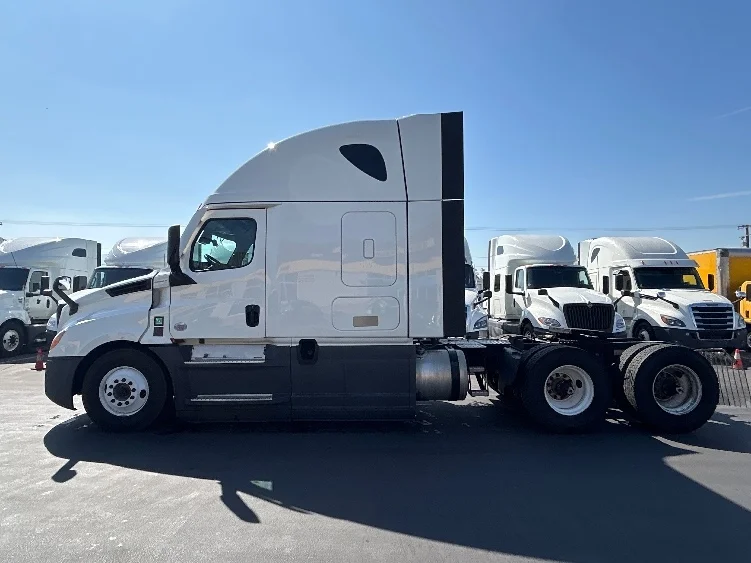 2023 Freightliner Cascadia in Fontana, CA — photo 4