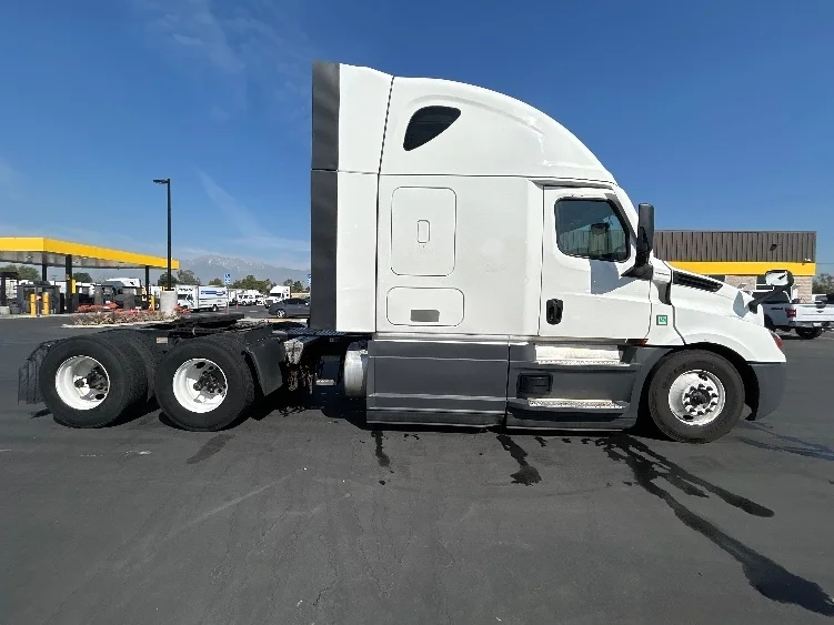 2023 Freightliner Cascadia in Fontana, CA — photo 8