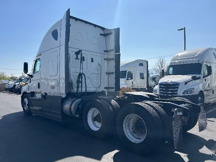 2023 Freightliner Cascadia in Fontana, CA — photo 5