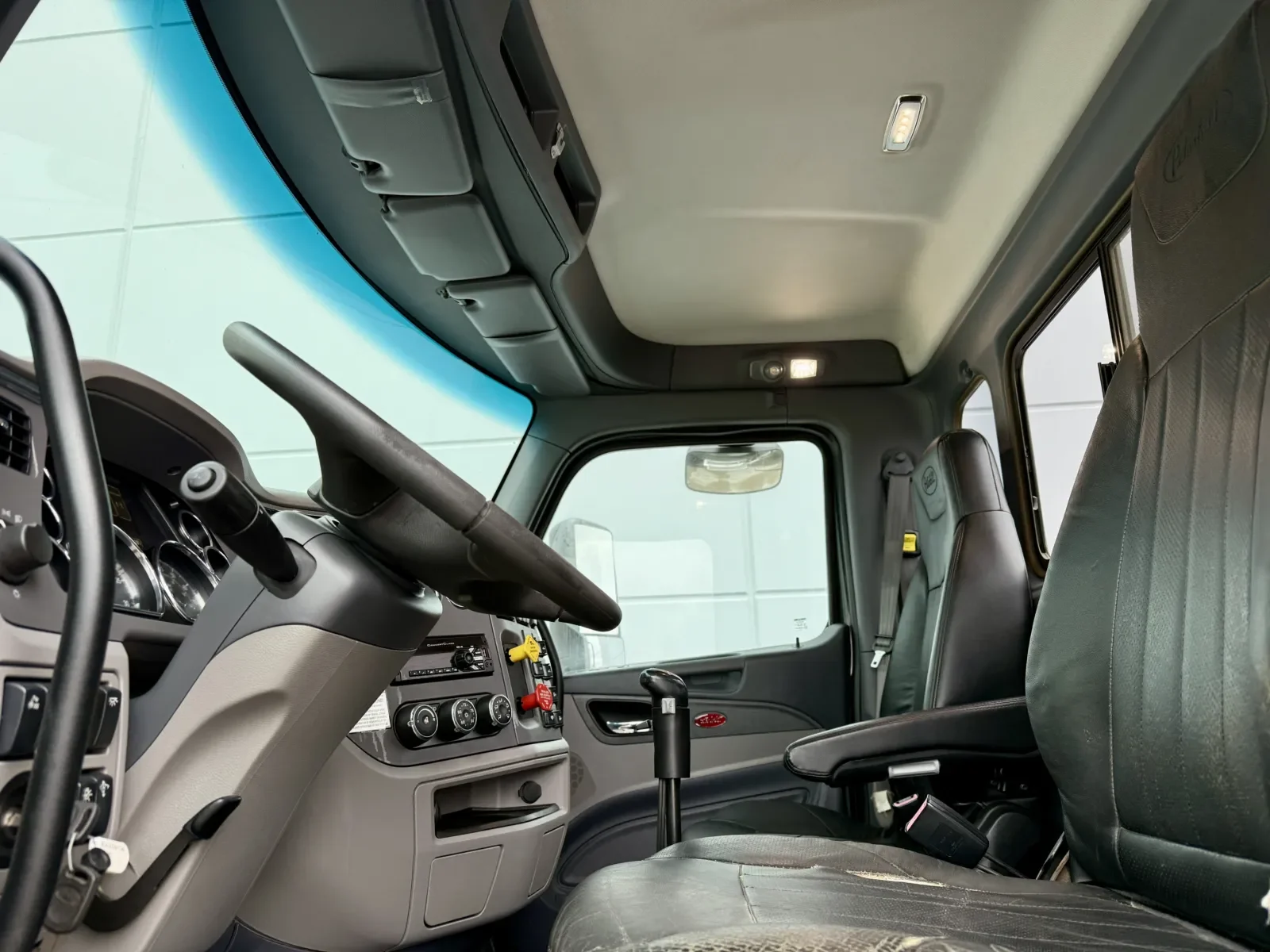 2015 Peterbilt 567 - image 14