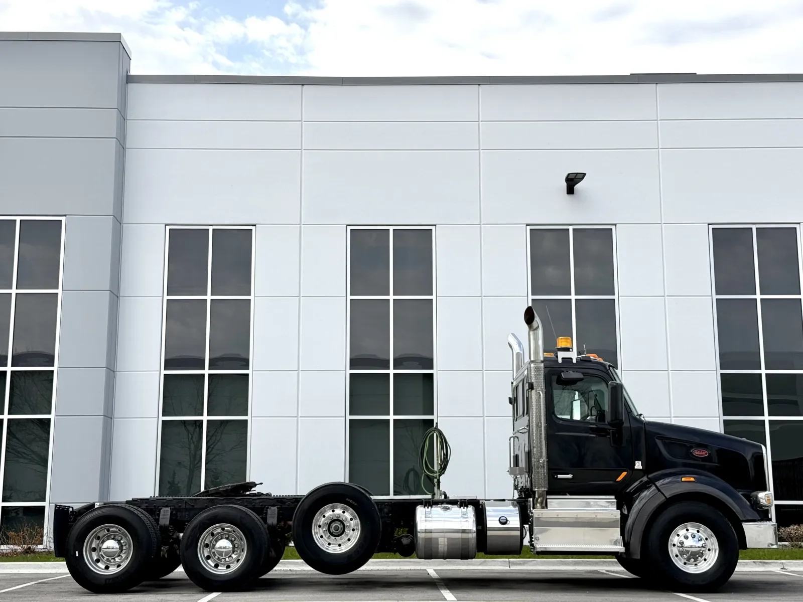 2015 Peterbilt 567 - image 3