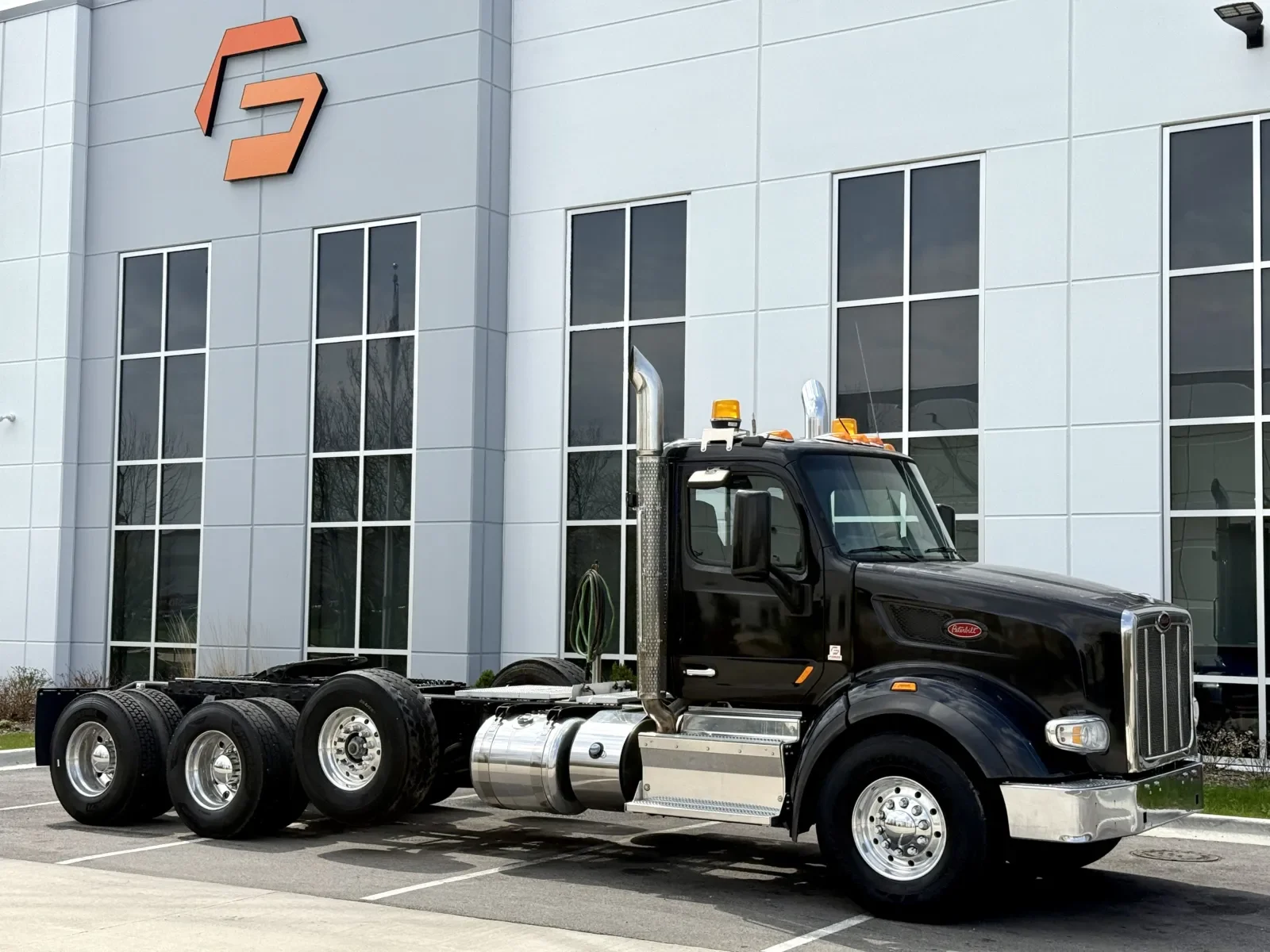 2015 Peterbilt 567 - image 2