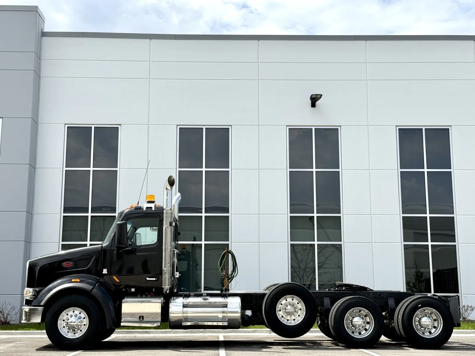 2015 Peterbilt 567 in New Lenox, IL — photo 4