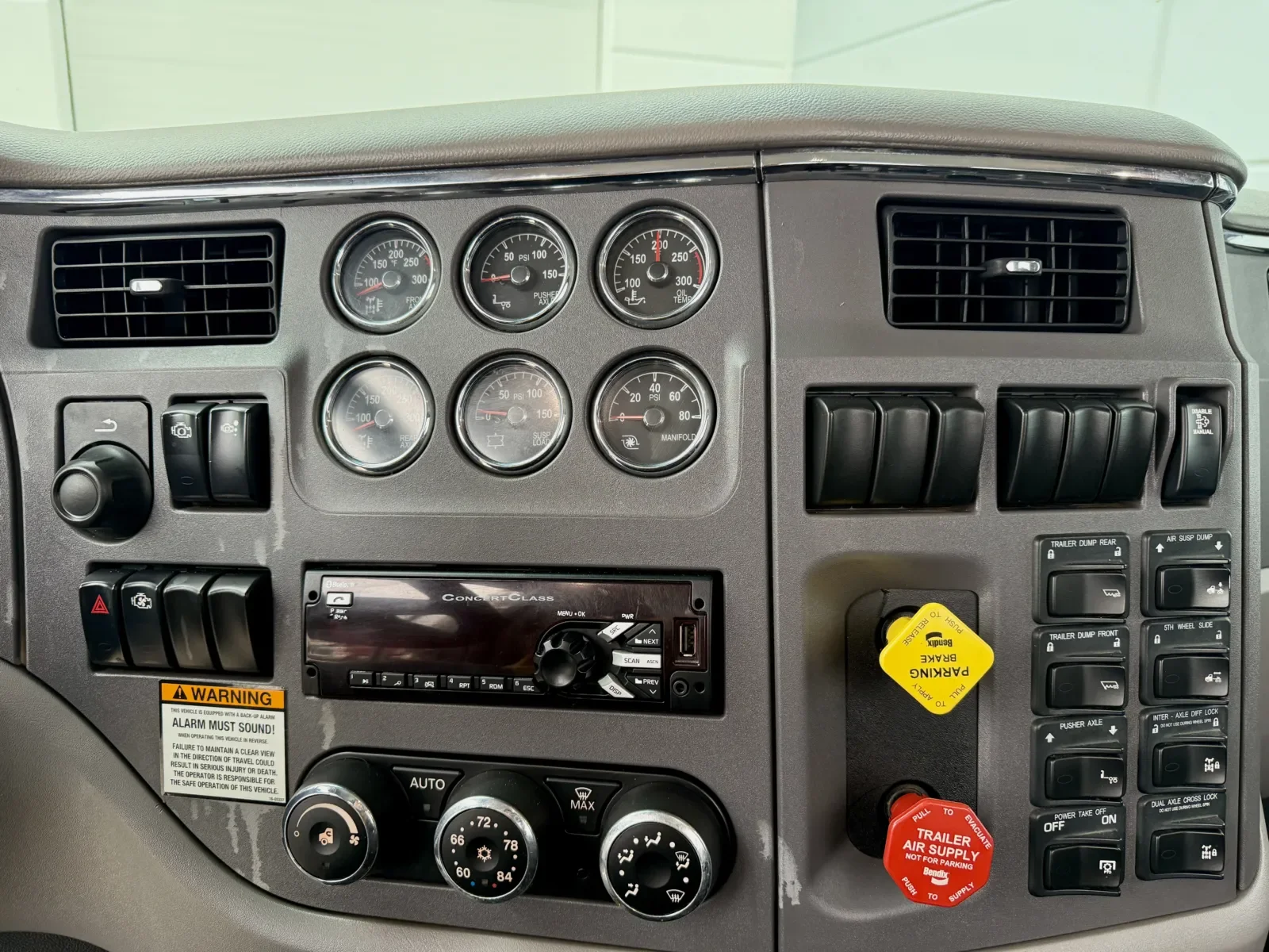 2015 Peterbilt 567 in New Lenox, IL — photo 18