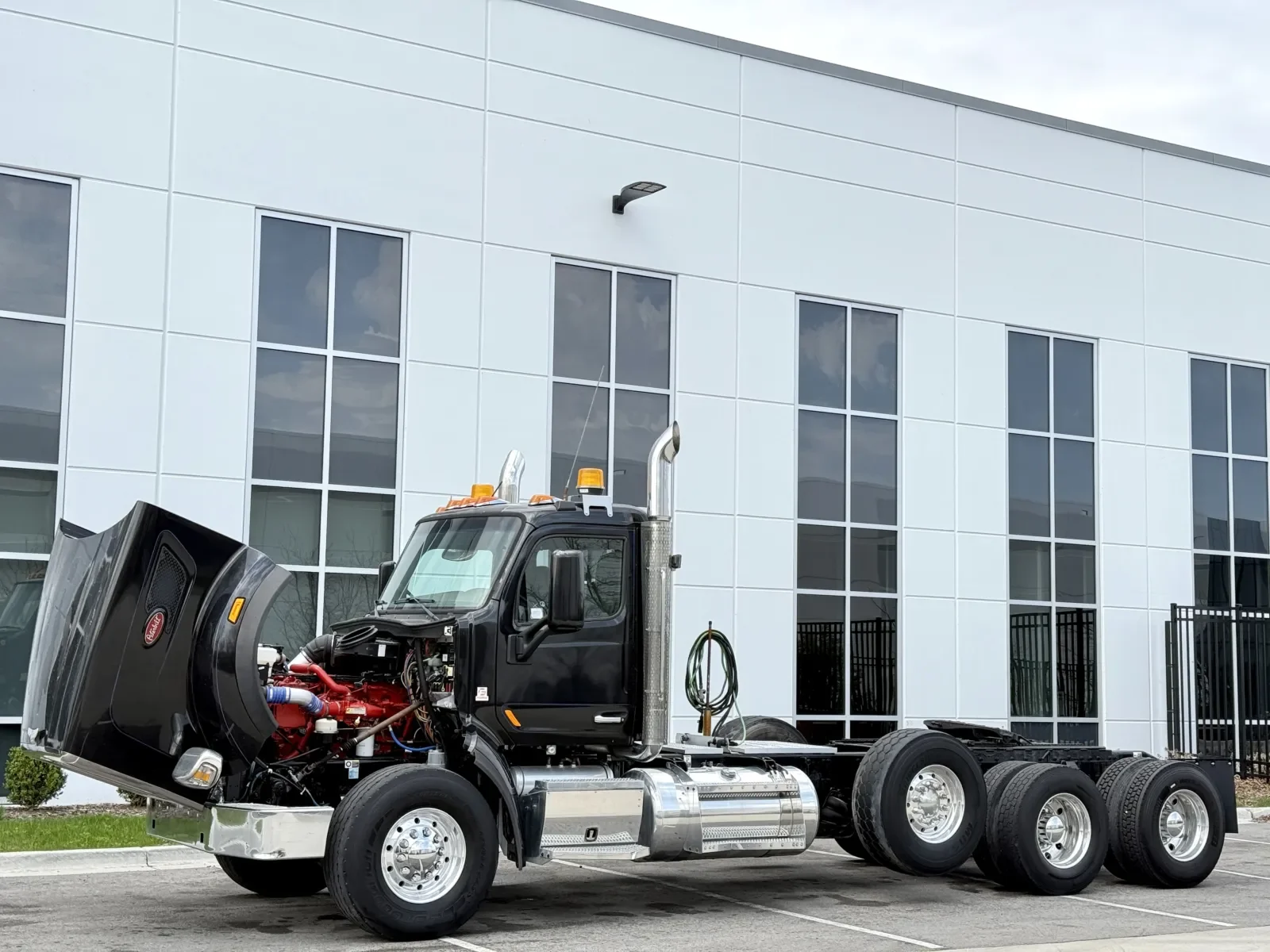 2015 Peterbilt 567 in New Lenox, IL — photo 10