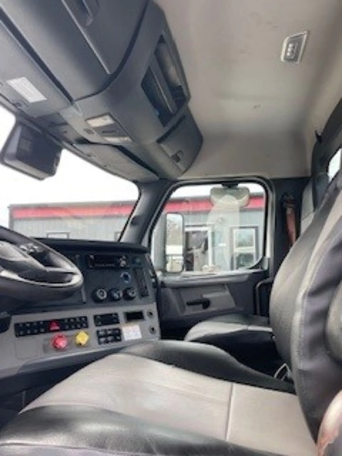2021 Freightliner Cascadia in North Little Rock, AR — photo 7