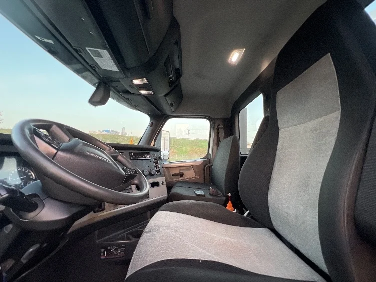 2018 Freightliner Cascadia - image 10