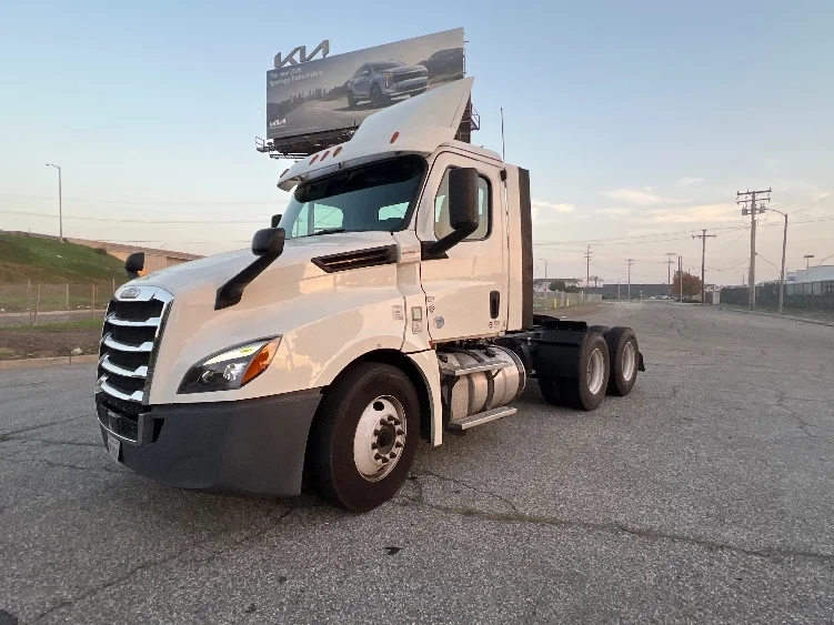 2018 Freightliner Cascadia - image 3