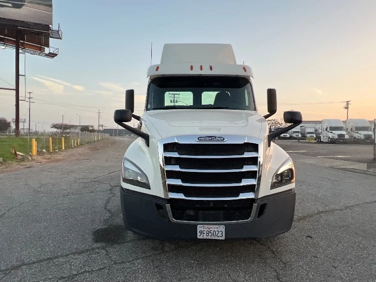 2018 Freightliner Cascadia - image 2