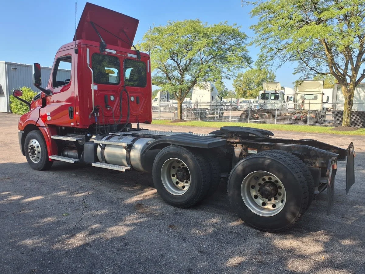 2020 Freightliner Cascadia in Hilliard, OH — photo 6