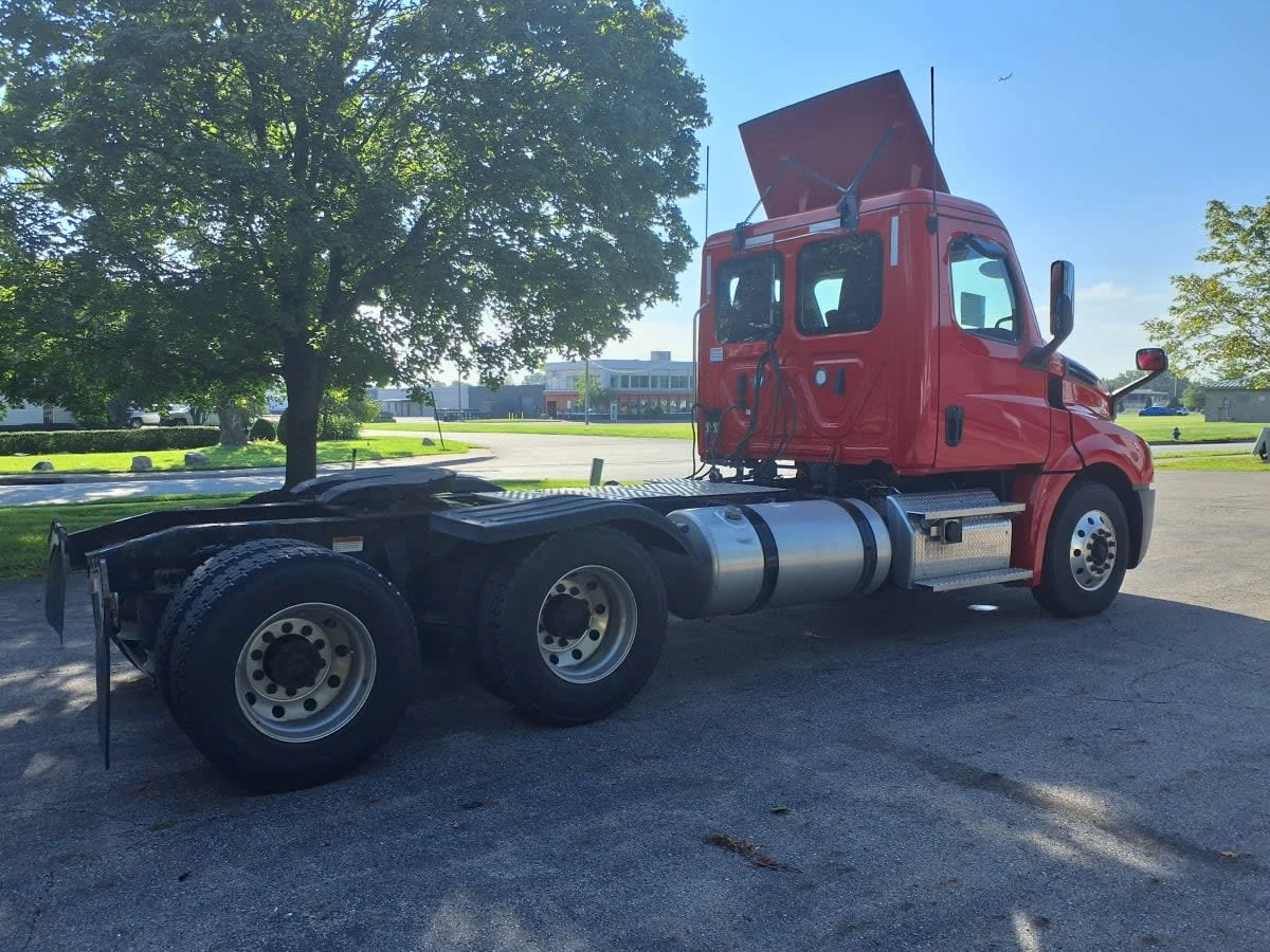 2020 Freightliner Cascadia in Hilliard, OH — photo 4