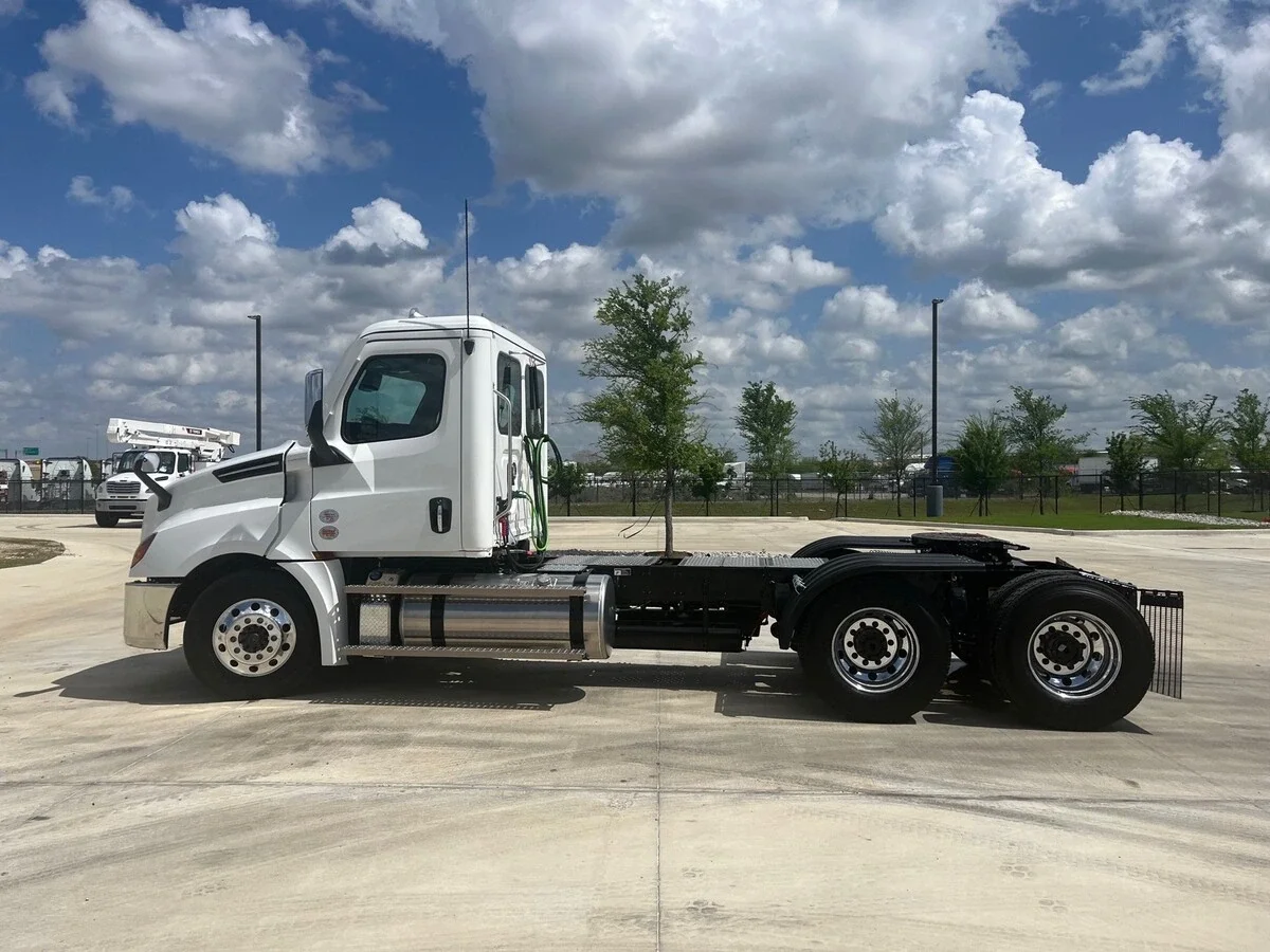 2027 Freightliner Cascadia - image 8