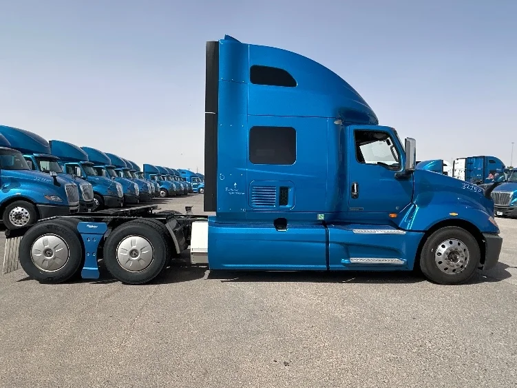 2021 International LT - image 8