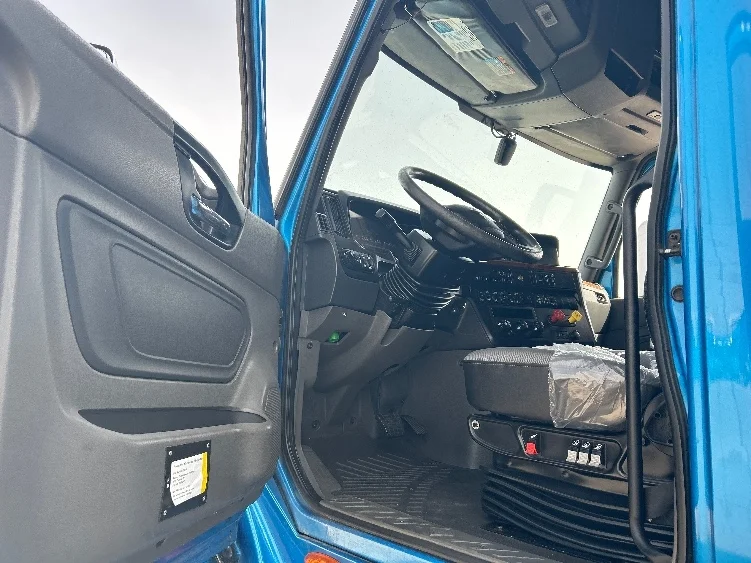 2021 International LT - image 9