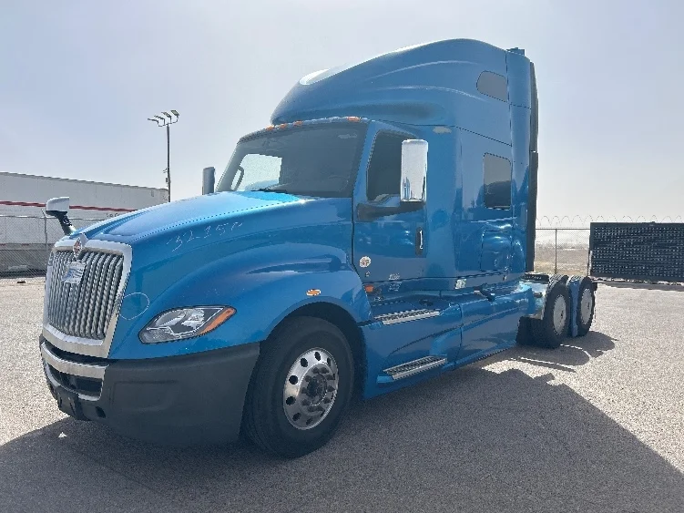 2021 International LT - image 3