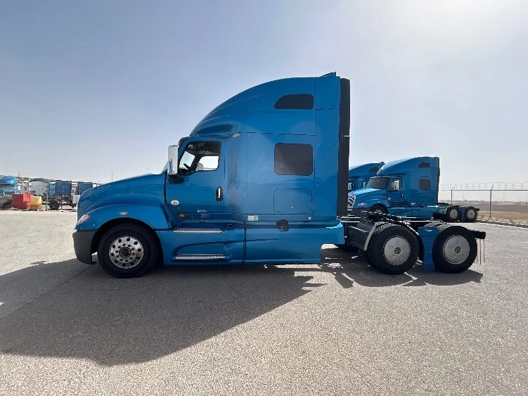 2021 International LT - image 4