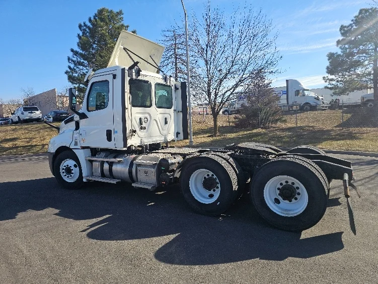 2020 Freightliner Cascadia in Kansas City, MO — photo 5