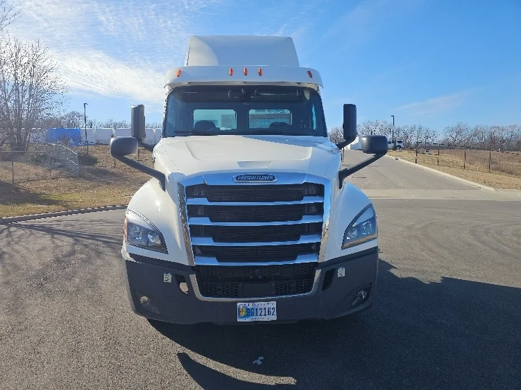 2020 Freightliner Cascadia in Kansas City, MO — photo 2
