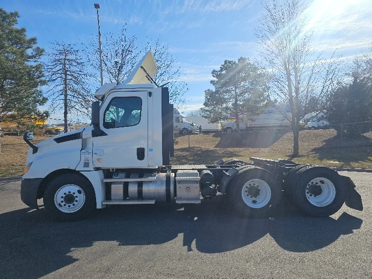 2020 Freightliner Cascadia in Kansas City, MO — photo 4
