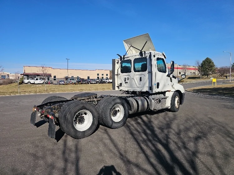 2020 Freightliner Cascadia in Kansas City, MO — photo 7