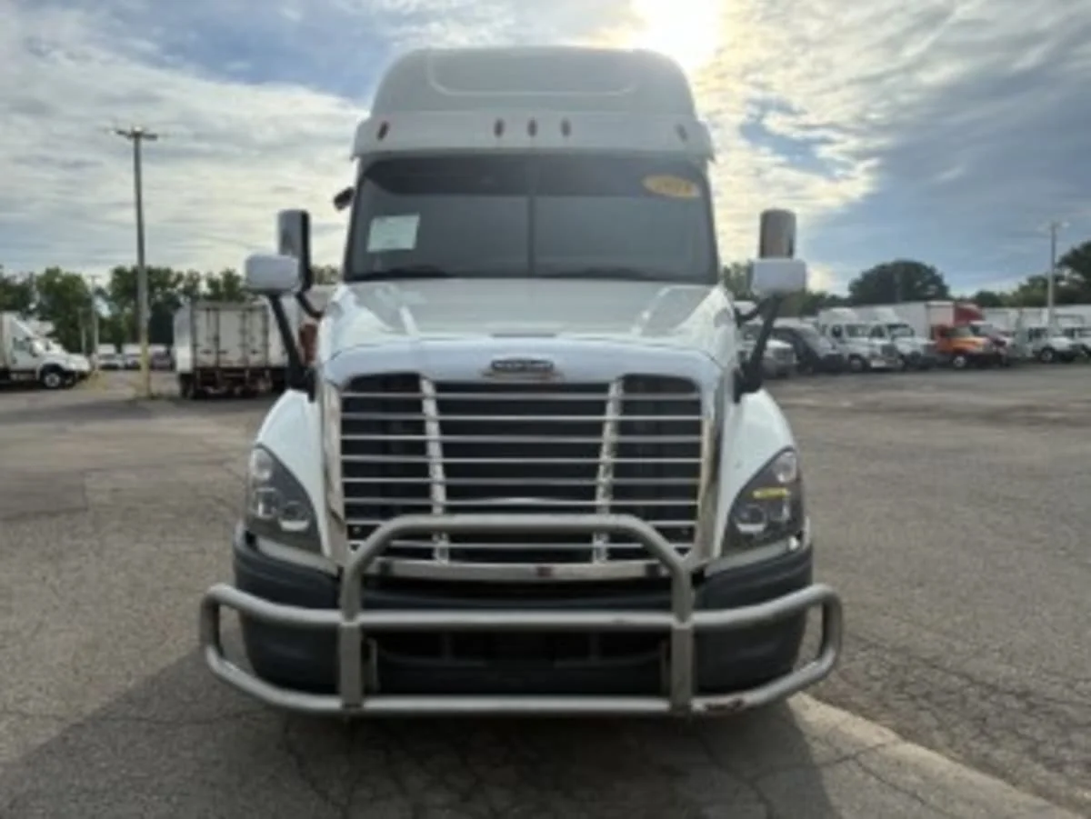 2019 Freightliner Cascadia in Syracuse, NY — photo 2