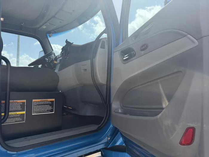2020 Peterbilt 567 — photo 22