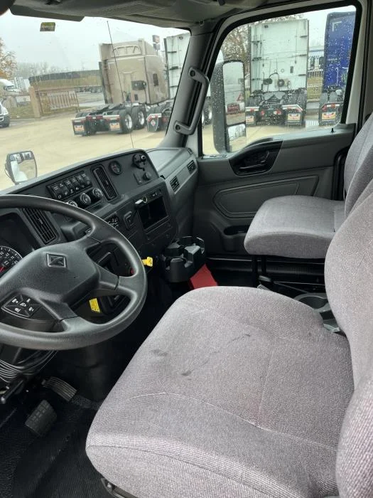 2020 International MV - image 13